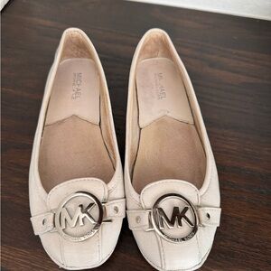 Michael Kors Flats Off White w/Silver Logo Size 7.5